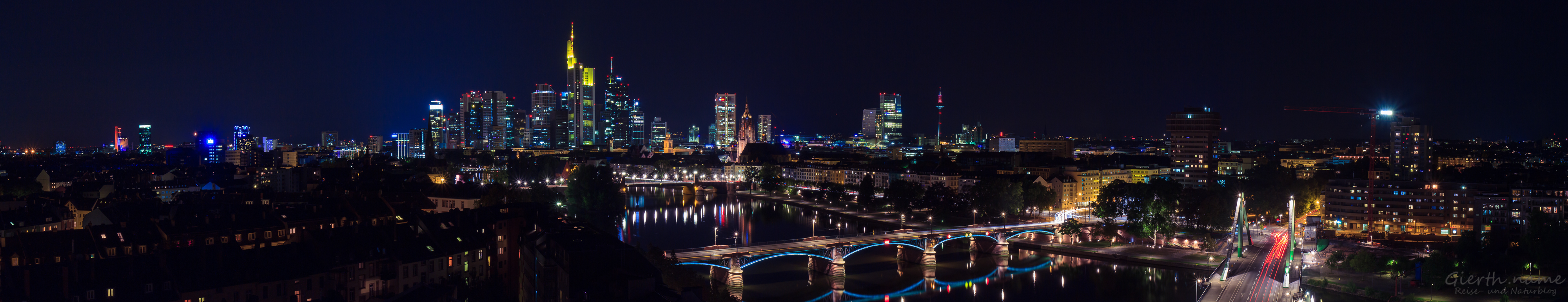 Frankfurt Mainhatten bei Nacht vom Lindner Mainplaza fotografiert